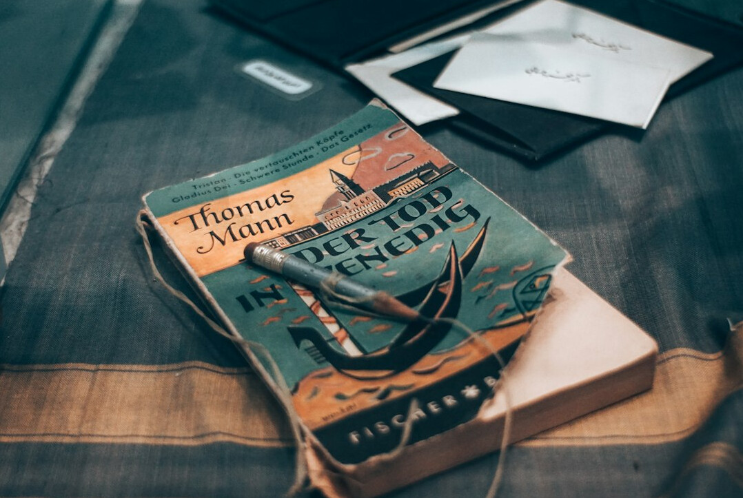 modern thriller book